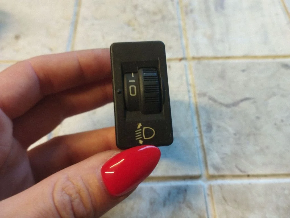 Lukturu augstuma regulēšanas slēdzis 96366692XT