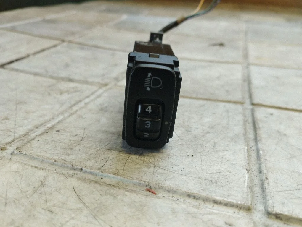 Headlight level height control switch