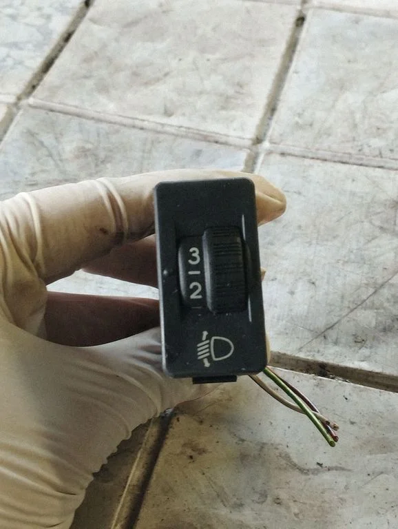 Lukturu augstuma regulēšanas slēdzis – Peugeot 307 (2001-2005)