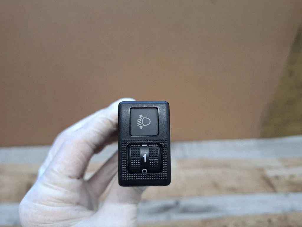 Headlight level height control switch – Mazda 5 (2005-2010)