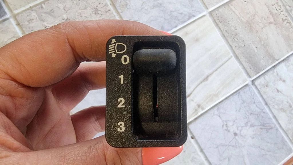 Lukturu augstuma regulēšanas slēdzis M10539