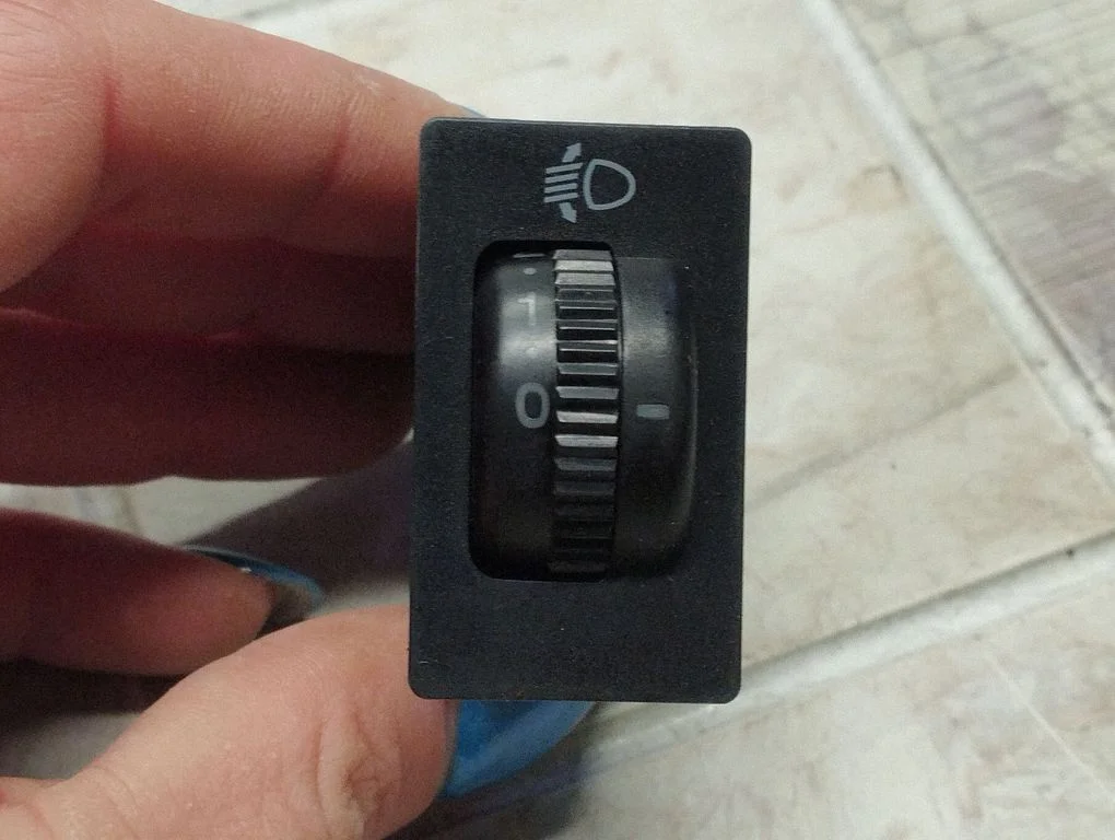 Headlight level height control switch – Toyota Corolla Verso AR10 (2004-2009)