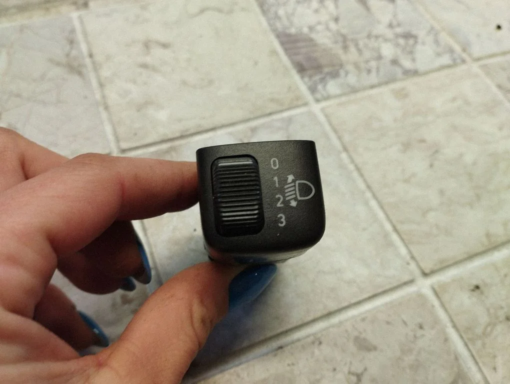 Headlight level height control switch – Saab 9-5 (1998-2005)