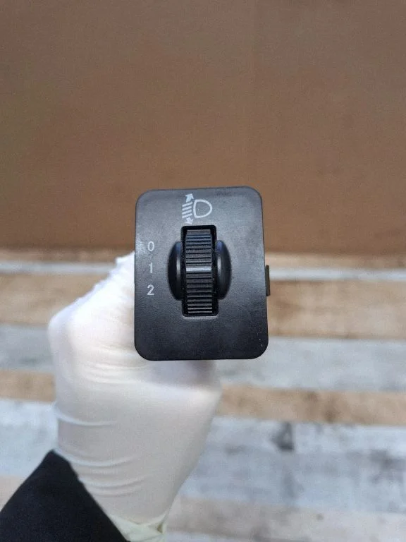 Headlight level height control switch – Chrysler Grand Voyager V (2007-2015)