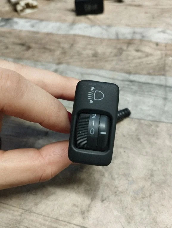 Headlight level height control switch