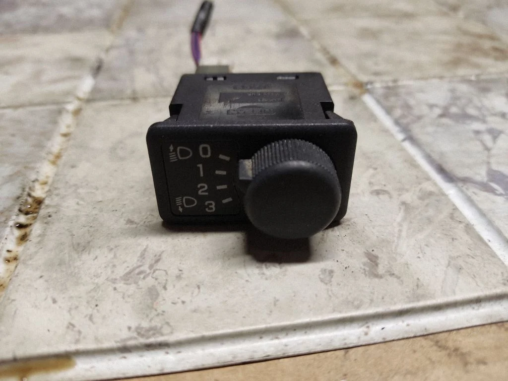 Headlight level height control switch – Nissan Primera (2002-2007)