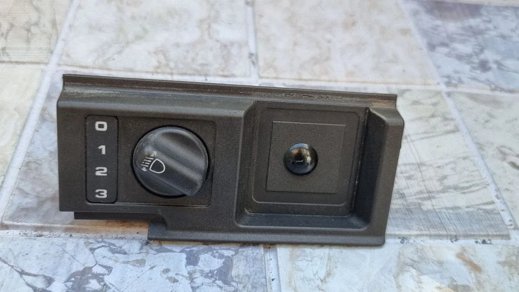 Headlight level height control switch – Land Rover Discovery (1989-1998)