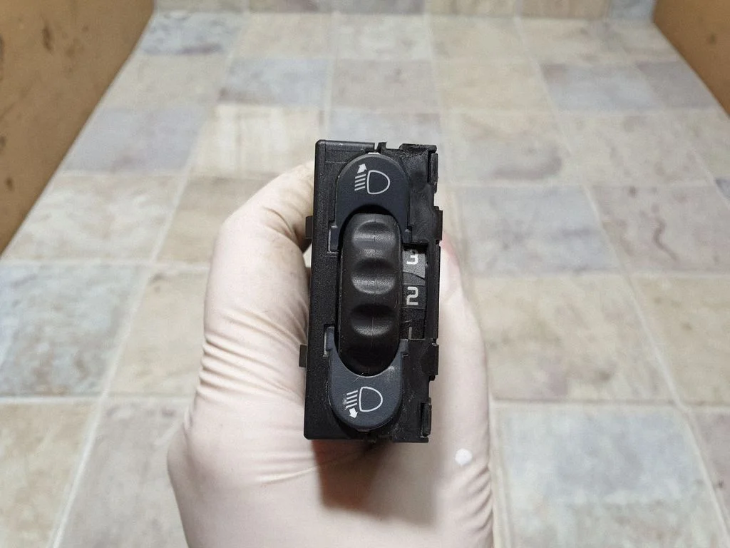 Headlight level height control switch – Renault Trafic II (X83) (2001-2014)