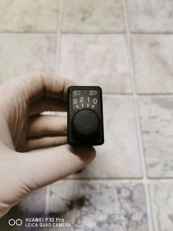 Headlight level height control switch – Nissan Primera (2002-2007)