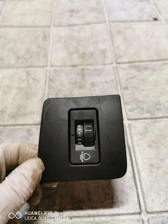 Lukturu augstuma regulēšanas slēdzis 9644570777