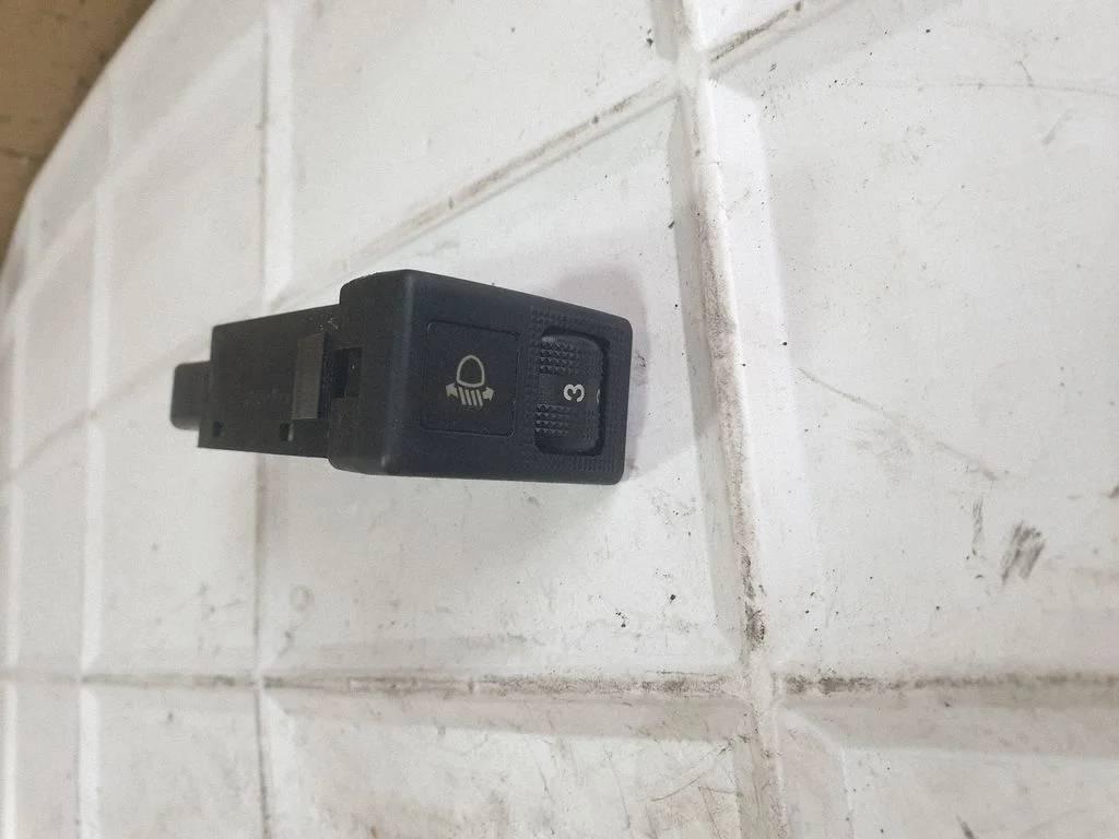 Headlight level height control switch – Mazda 5 (2005-2010)