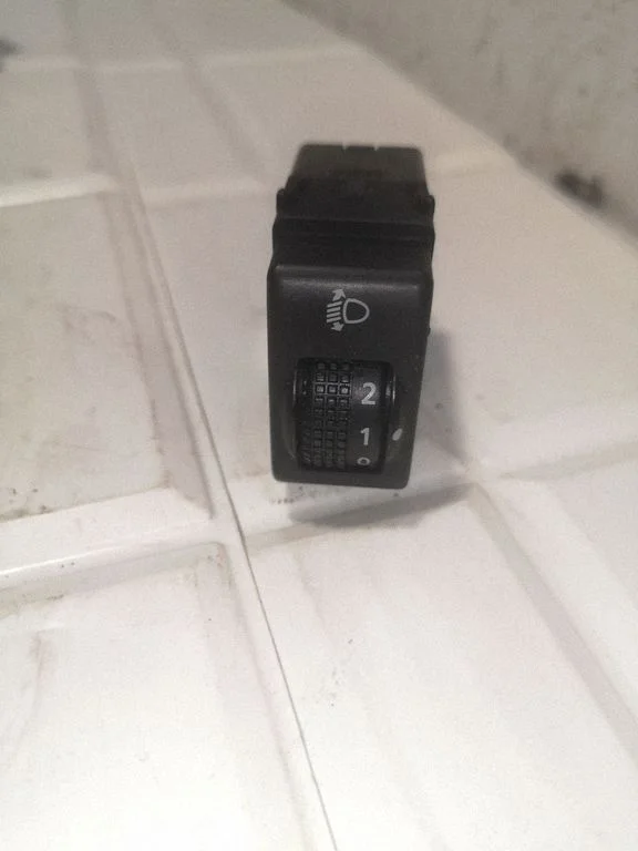 Headlight level height control switch 2Y250