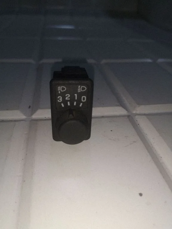 Headlight level height control switch – Nissan Primera (2002-2007)