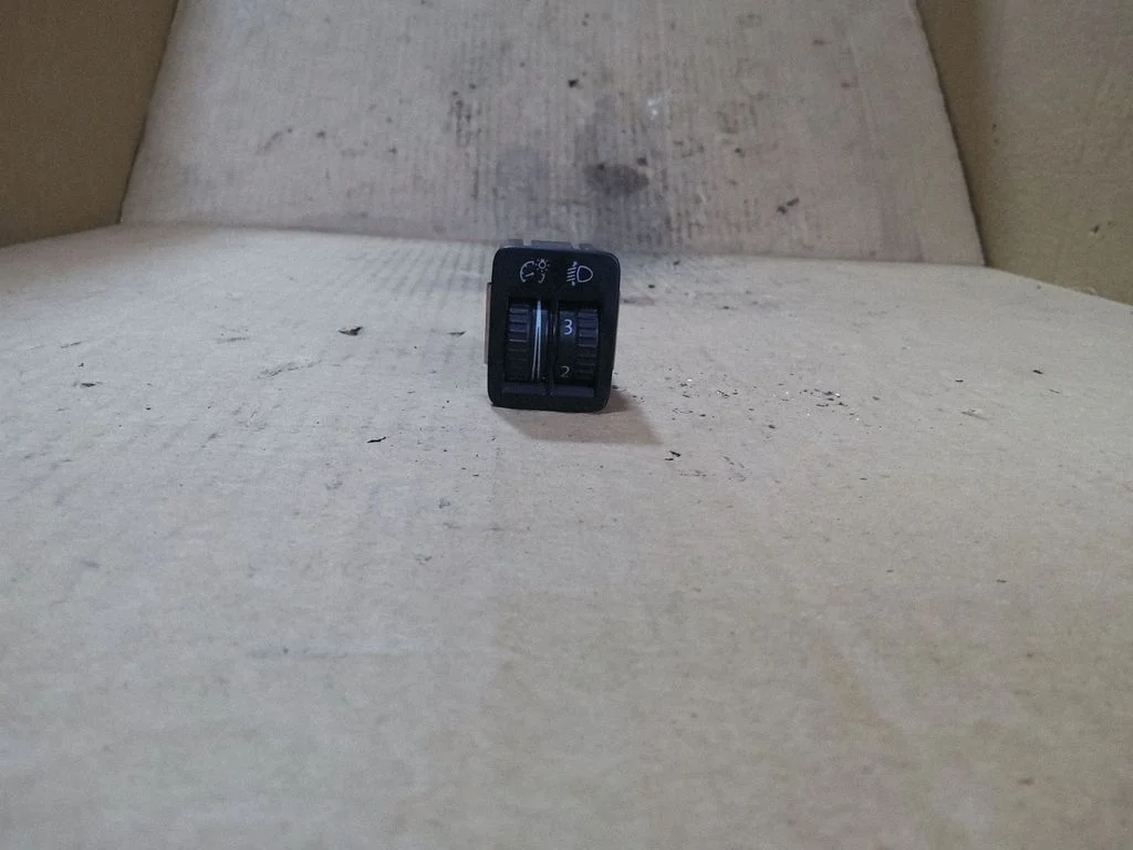 Headlight level height control switch – Volkswagen Passat B6 (2005-2010)