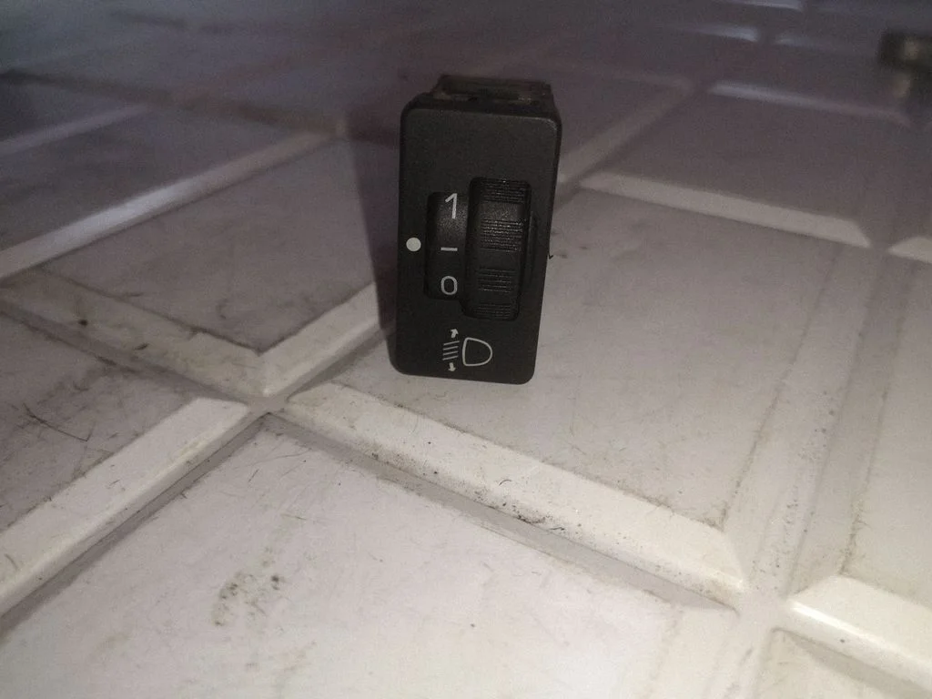 Headlight level height control switch – Citroen C1 (2006-2013)