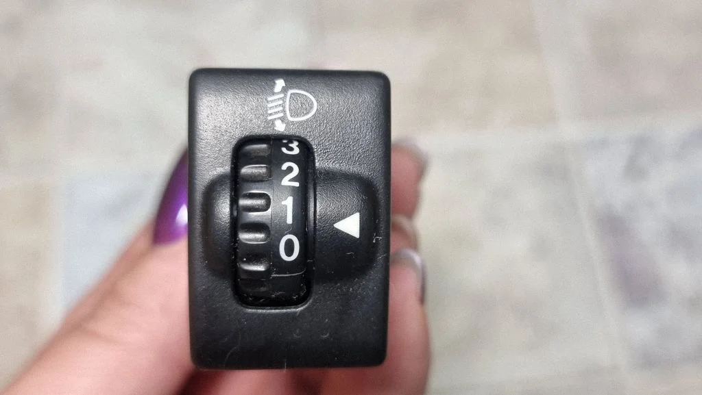 Headlight level height control switch 32932074