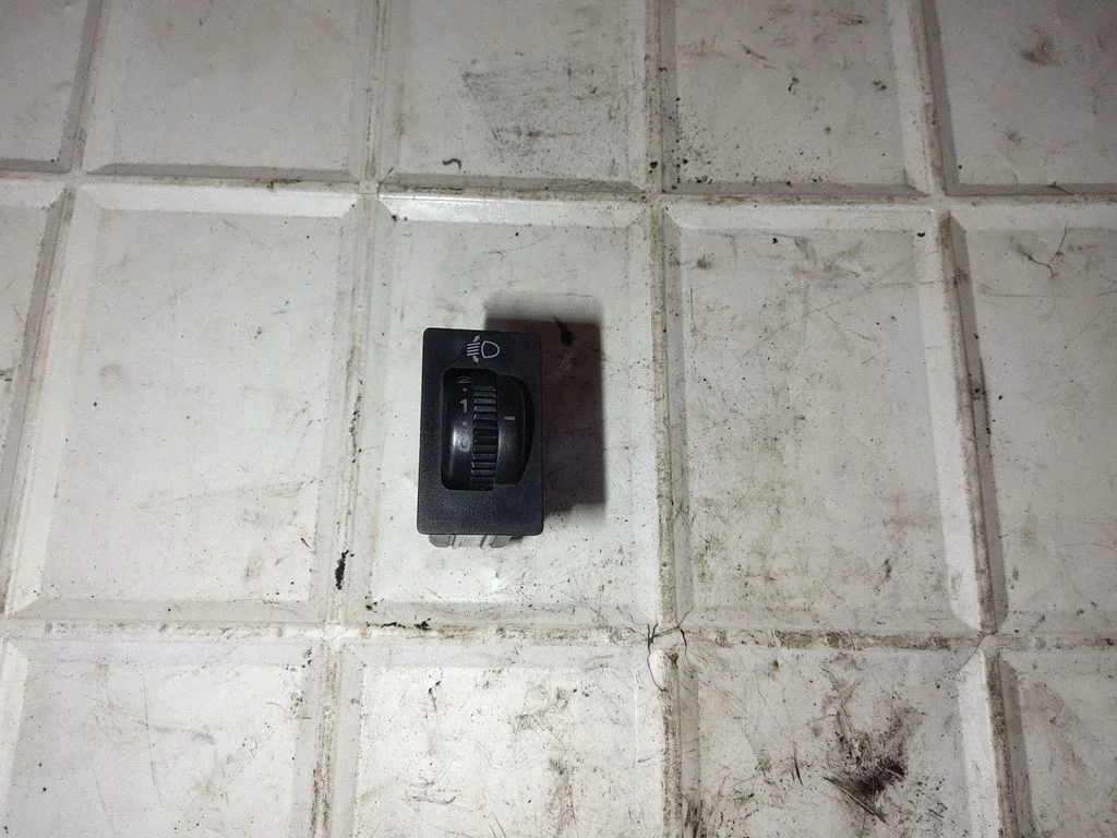 Headlight level height control switch – Toyota Avensis T250 (2003-2006)