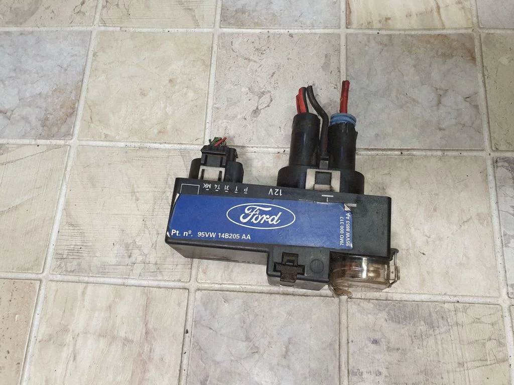 Coolant fan relay 95VW14B205AA