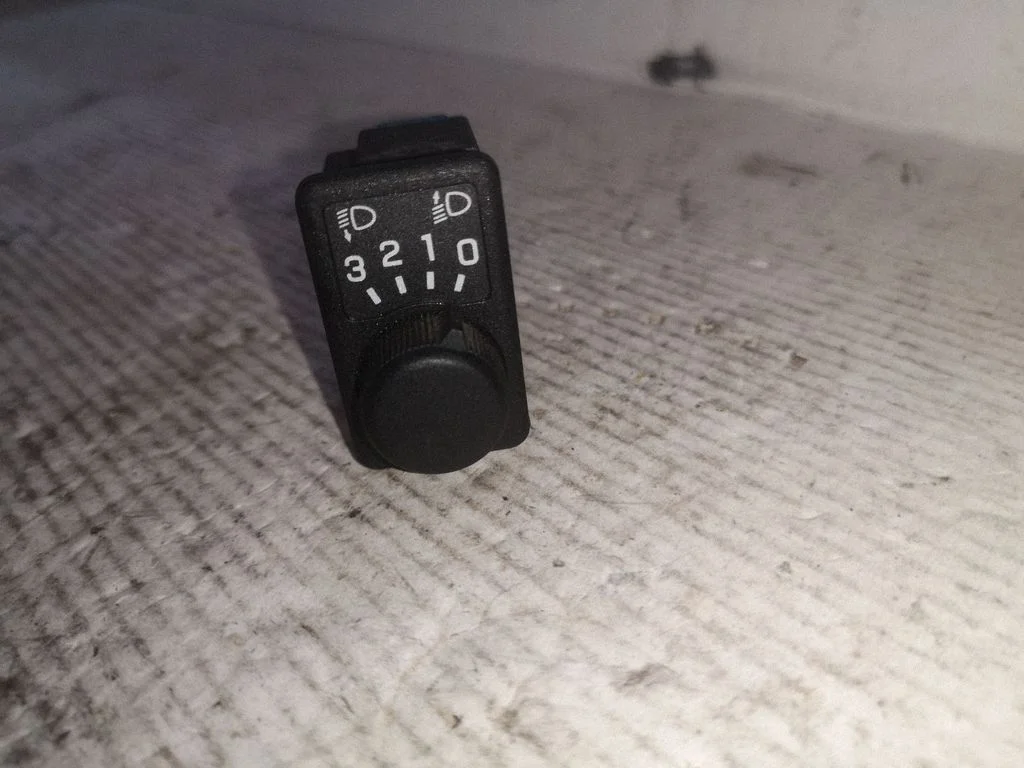 Headlight level height control switch – Nissan Primera (2002-2007)