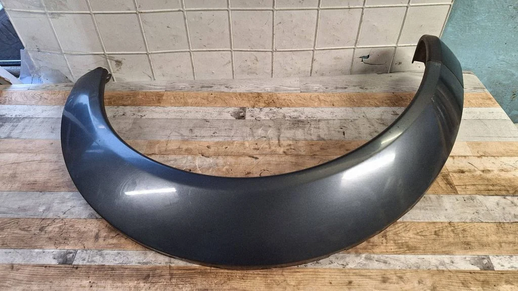 Rear arch trim – rear right