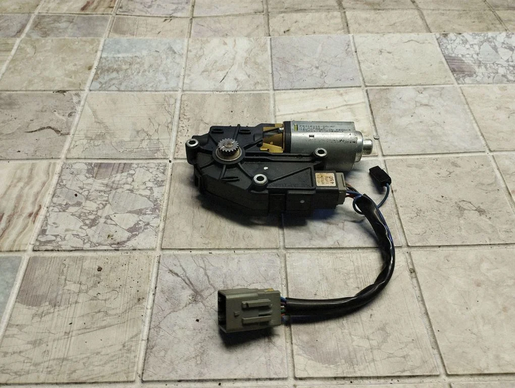 Katuseluugi mootor/ajam – Nissan Murano Z50 (2002-2008)