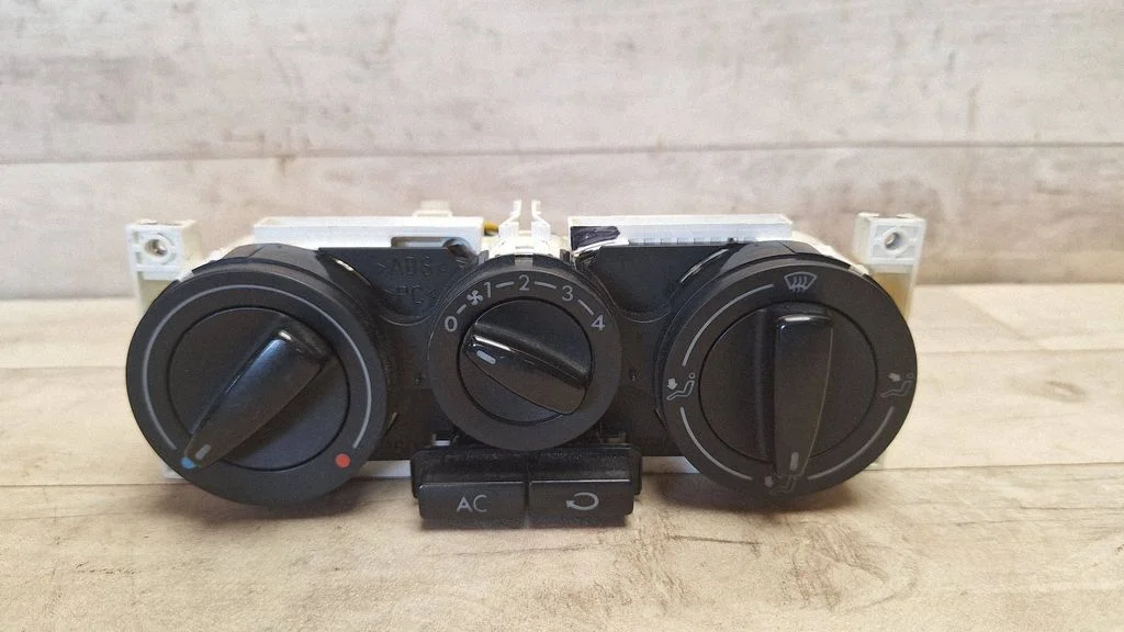 Climate control unit – Volkswagen Jetta IV (1999-2005)