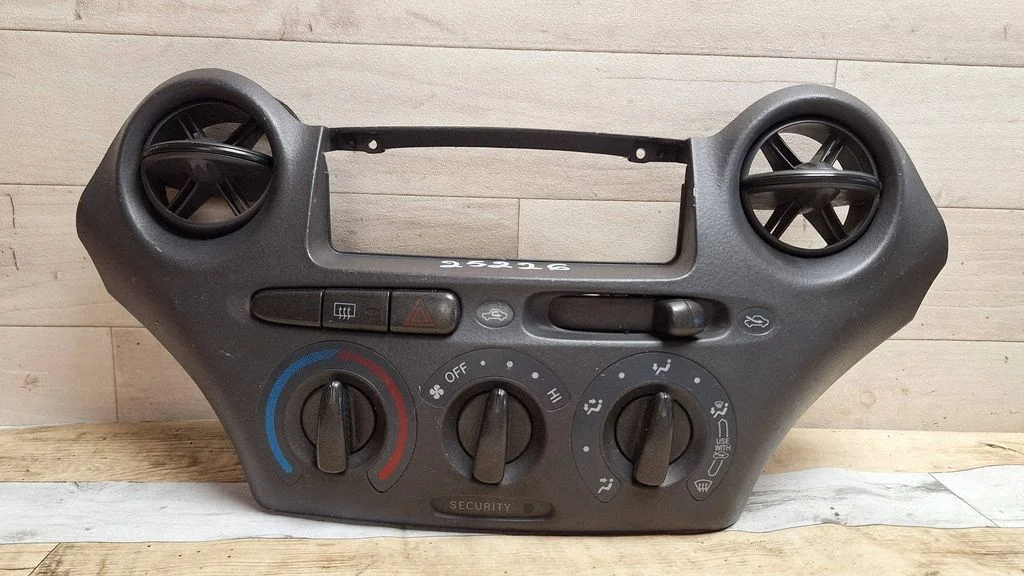 Panel sterowania klimatyzacją / nawiewem – Toyota Yaris Verso (1999-2005)