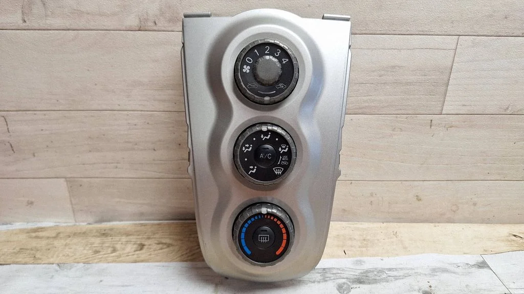 Panel sterowania klimatyzacją / nawiewem – Toyota Yaris (2006-2011)