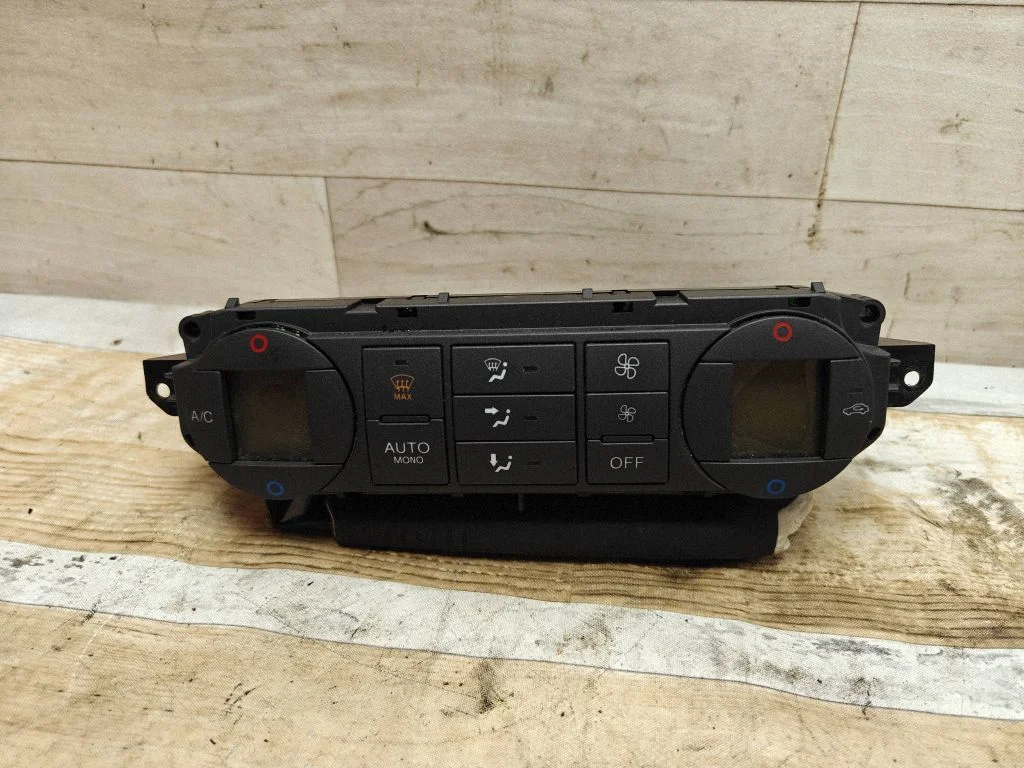 Kliimaseadme/kütte juhtplokk (salongis) 3M5T18C612AR
