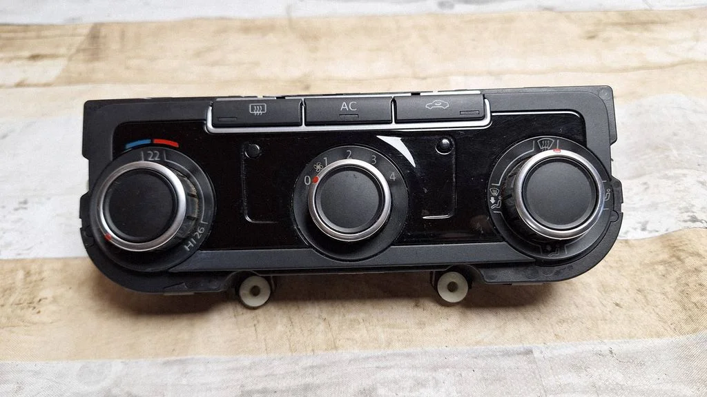 Kliimaseadme/kütte juhtplokk (salongis) – Volkswagen Tiguan (2007-2016)