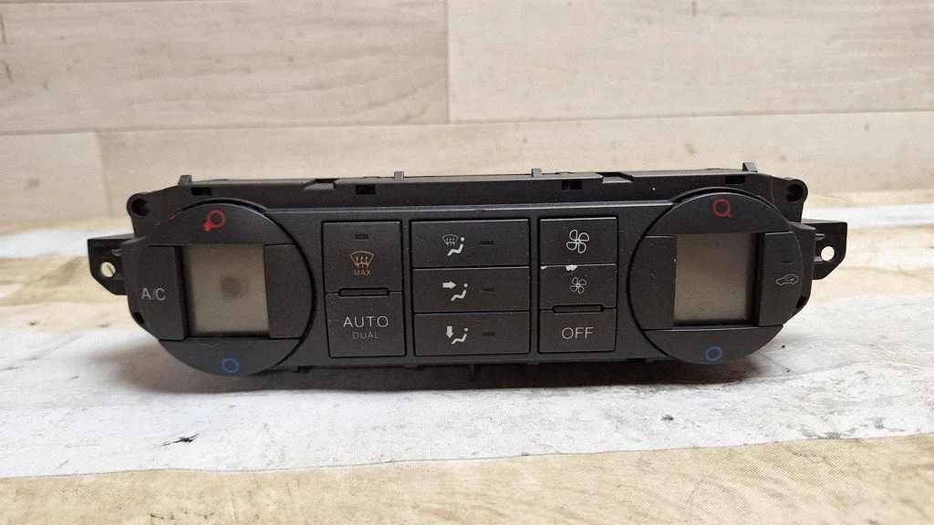 Kliimaseadme/kütte juhtplokk (salongis) 3M5T18C612AH