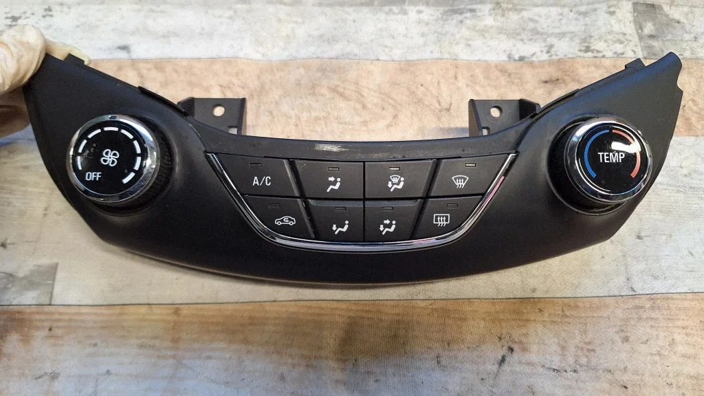 Climate control unit – Chevrolet Cruze II (2016-)