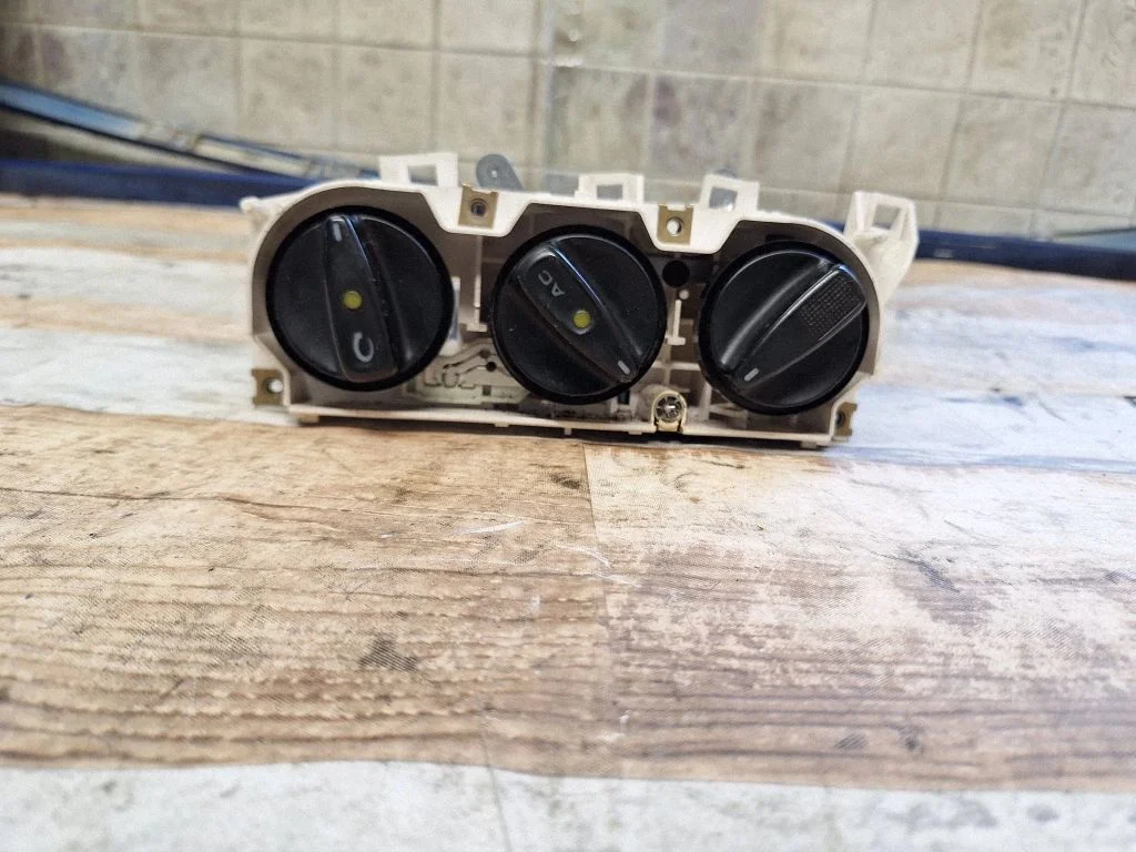 Climate control unit 96NW18D451A