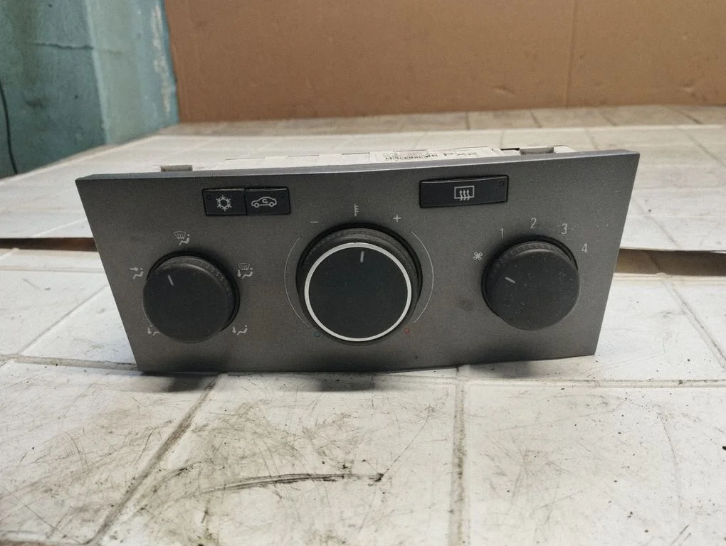 Climate control unit – Opel Astra H (2004-2012)