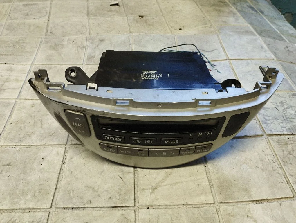 Gaisa kondicioniera/klimata/sildītāja vadības bloks (salonā) – Toyota Previa (XR30, XR40) II (2000-2006)