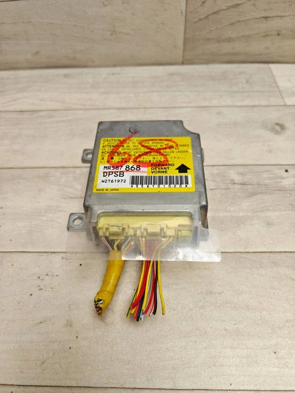 Drošības spilvenu vadības bloks MR587868