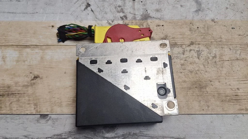 Drošības spilvenu vadības bloks 06052803