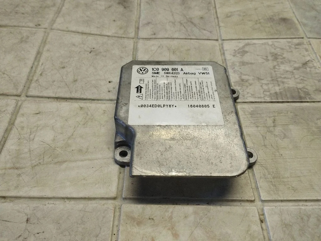 Airbag control unit/module – Skoda Fabia Mk1 (6Y) (1999-2007)
