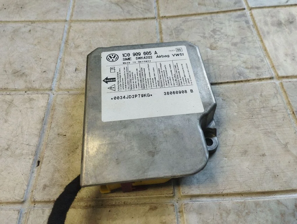 Airbag control unit/module – Volkswagen Transporter - Caravelle T5 (2003-2015)