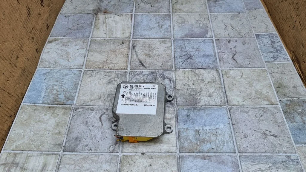Airbag control unit/module – Skoda Fabia Mk1 (6Y) (1999-2007)