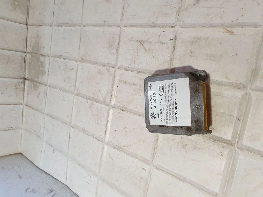 Drošības spilvenu vadības bloks 1J0909609