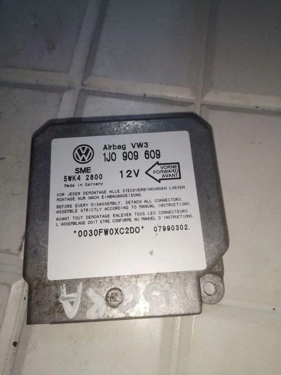 Airbag control unit/module – Volkswagen Bora (1998-2005)