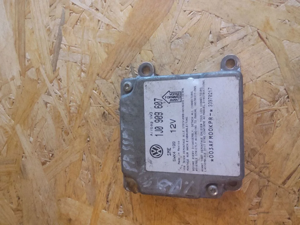 Drošības spilvenu vadības bloks 1J0909607