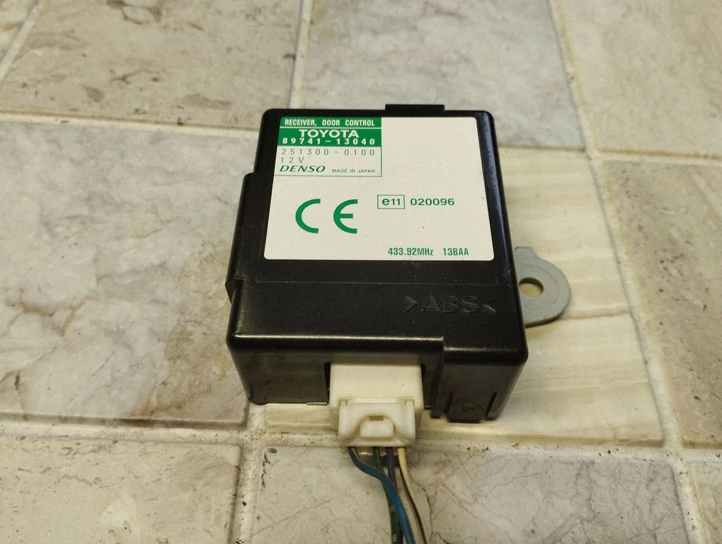 Door central lock control unit/module – Toyota Corolla Verso E121 (2001-2004)
