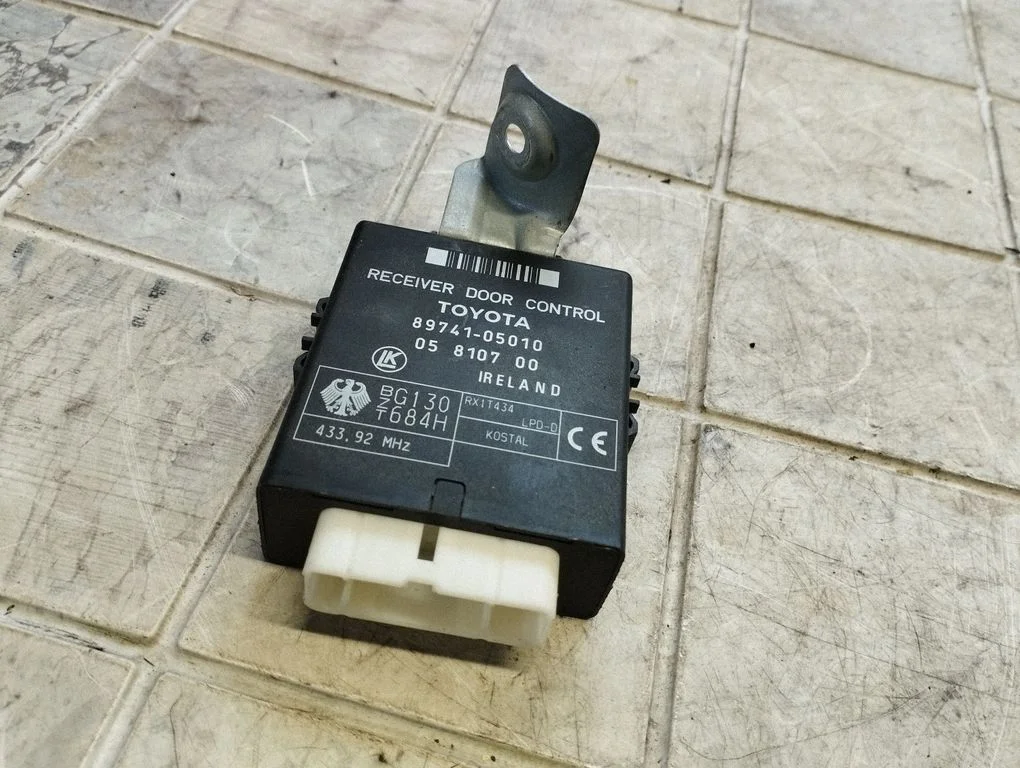 Door control unit/module – Toyota Avensis T220 (1997-2000)