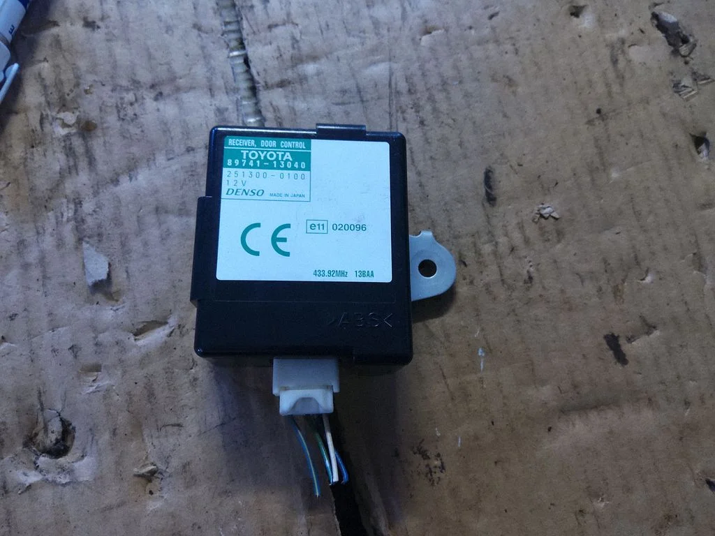 Door control unit/module – Toyota Corolla Verso E121 (2001-2004)