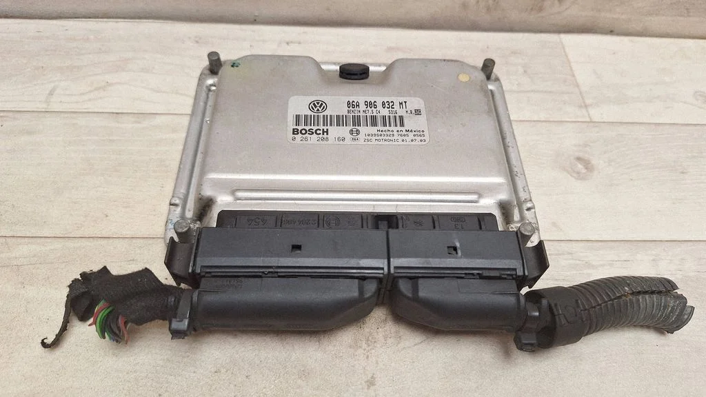 Engine control unit/module 06A906032MT