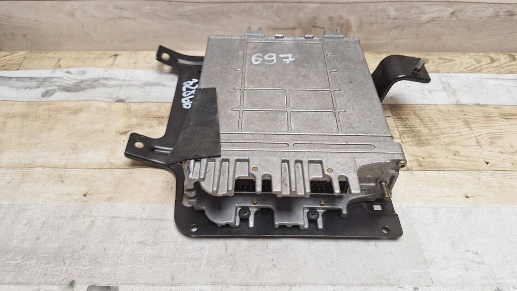 Dzinēja vadības bloks 98VW012E599BB