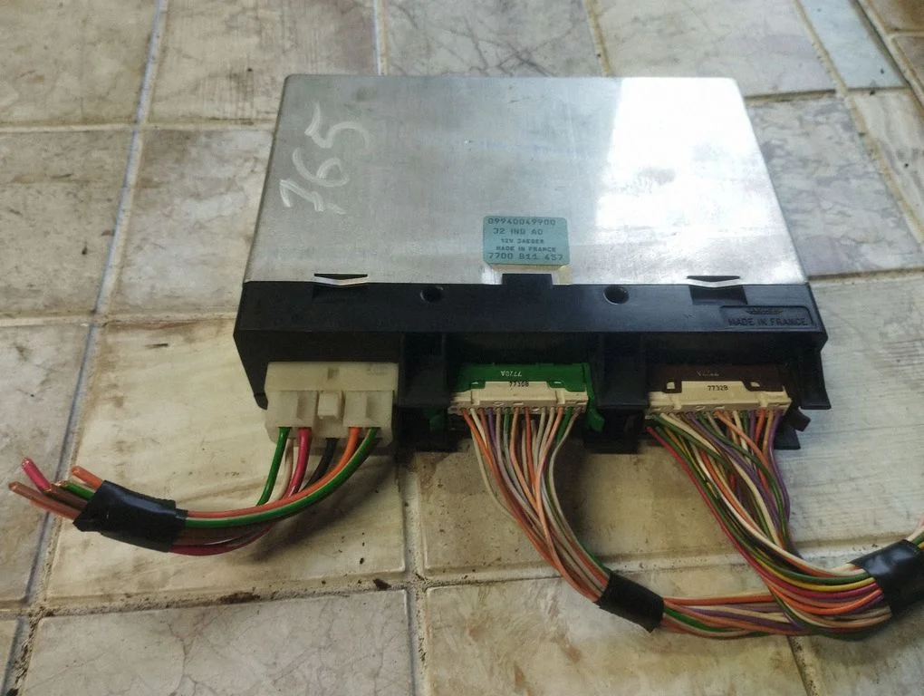 Engine control unit/module 09940049900 – Renault Safrane (1992-2000)