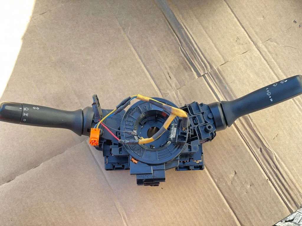 Wiper turn signal indicator stalk/switch 17F100